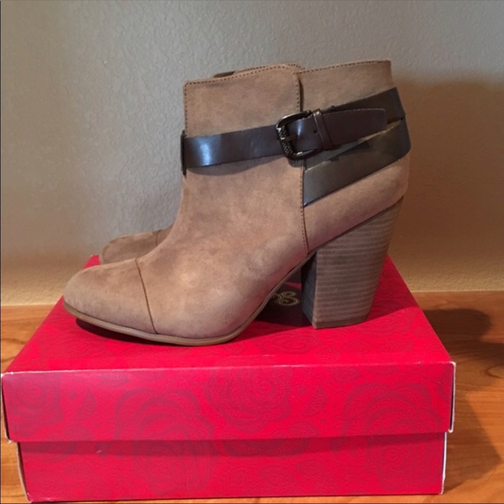 NEW Carlos by Carlos Santana belted Harvest bootie